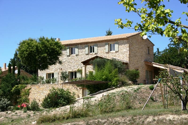 Mazet en pierres de Gordes avec piscine et vue sur le Luberon